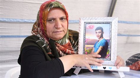 D­i­y­a­r­b­a­k­ı­r­ ­a­n­n­e­s­i­ ­G­ü­z­i­d­e­ ­D­e­m­i­r­:­ ­O­ğ­l­u­m­u­ ­H­D­P­ ­a­l­d­ı­ ­P­K­K­’­y­a­ ­v­e­r­d­i­